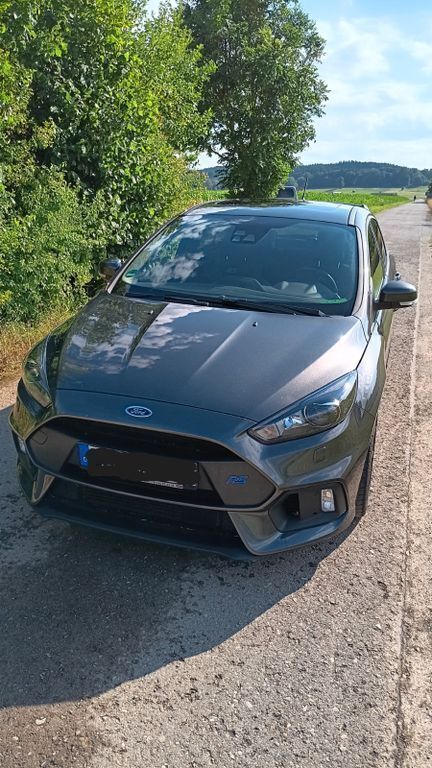Grau Gebraucht 2018 Ford Focus RS Limousine | 32.900 € - Bild 1/4
