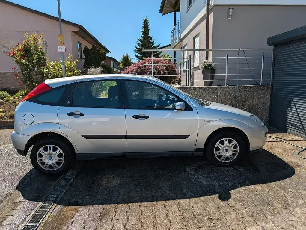 Gebraucht Ford Focus Ghia 116 PS (85 kW) 2000 Silber Limousine
