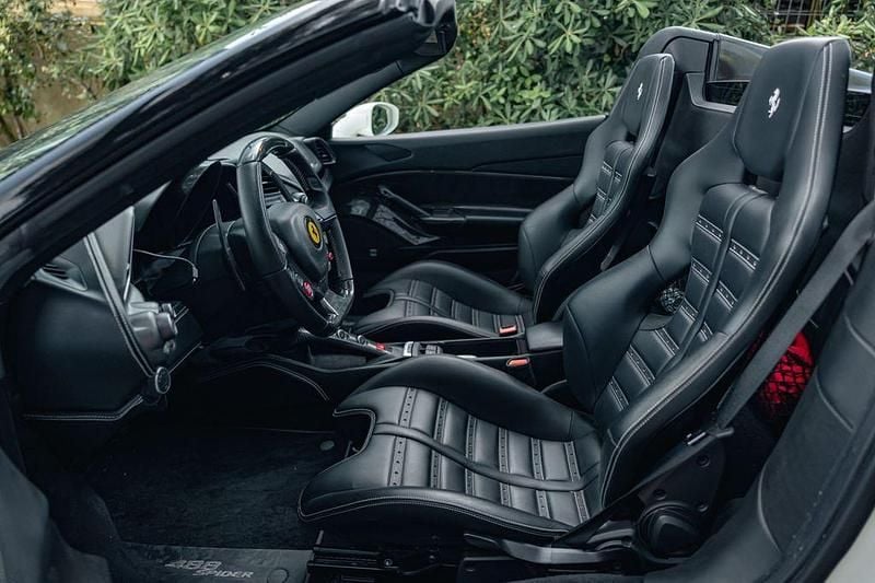 Gebraucht Ferrari 488 669 PS (492 kW) 2016 Weiß Cabrio