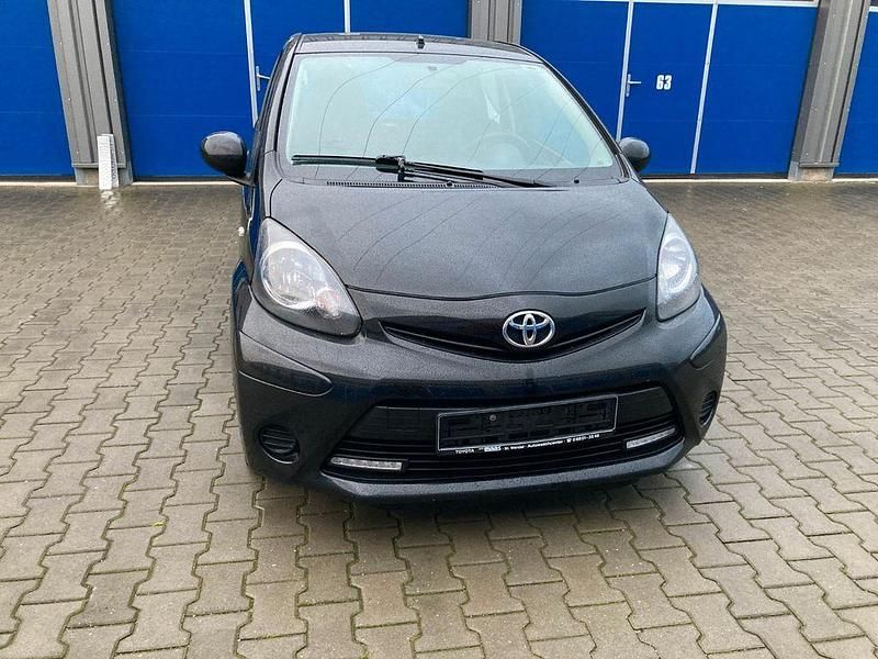 Gebraucht Toyota Aygo 68 PS (50 kW) 2012 Schwarz Kleinwagen