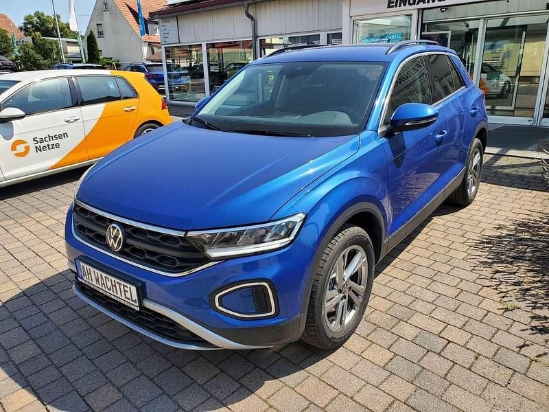 Neu VW T-Roc Life 150 PS (110 kW) 2025 Ravennablau metallic SUV