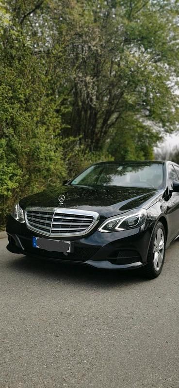 Schwarz Gebraucht 2014 Mercedes E220 Limousine | 11.800 € (Fairer Preis) - Bild 1/4
