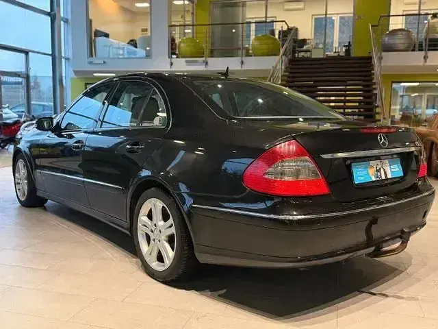Usado Mercedes E420 314 HP (230 kW) 2007 Preto Sedan
