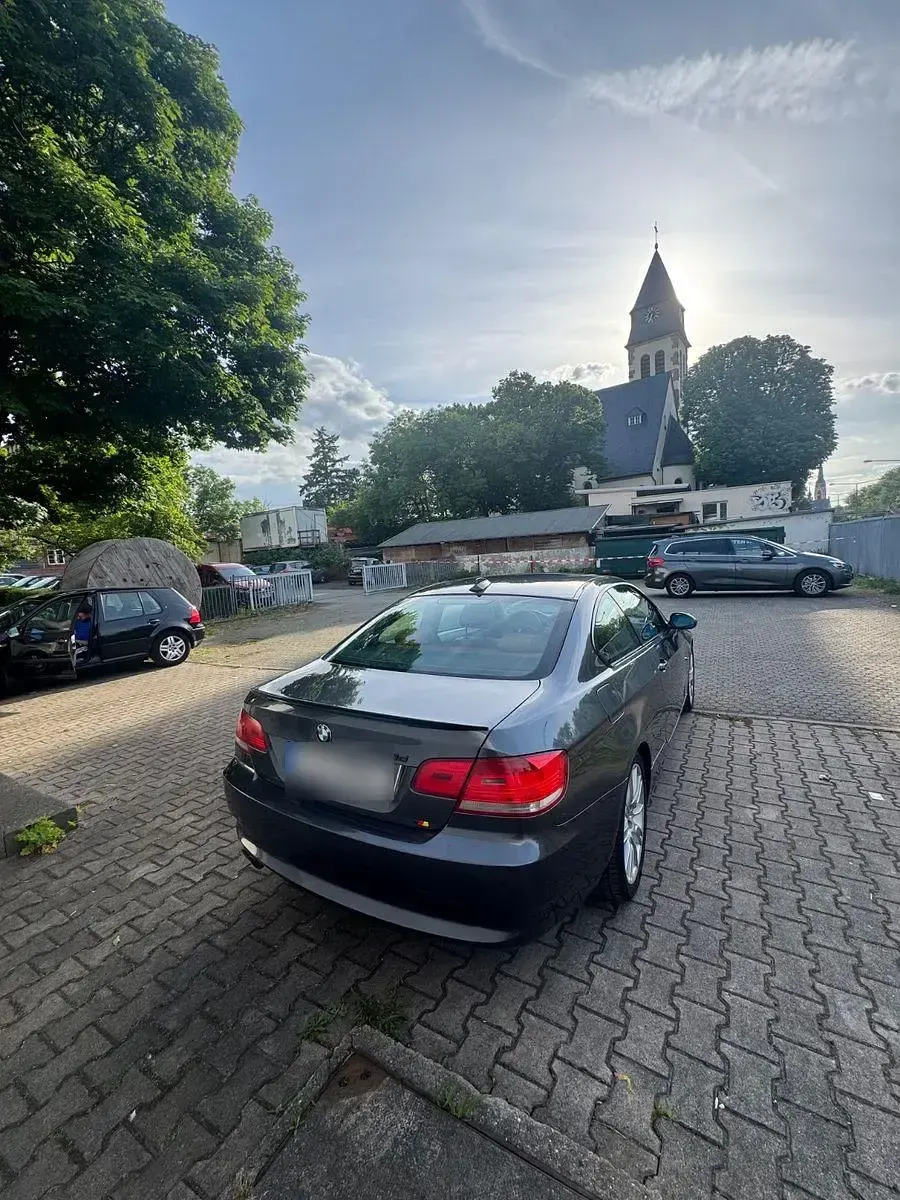 Gebraucht BMW 330 231 PS (169 kW) 2007 Grau Coupé