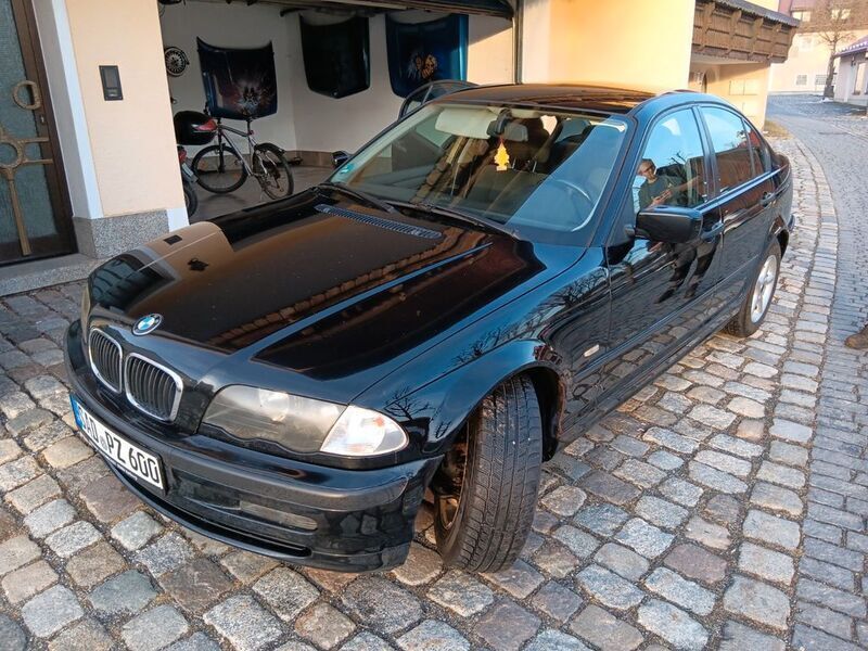 Schwarz Gebraucht 2001 BMW 316 Limousine | 999 € (Fairer Preis) - Bild 1/4