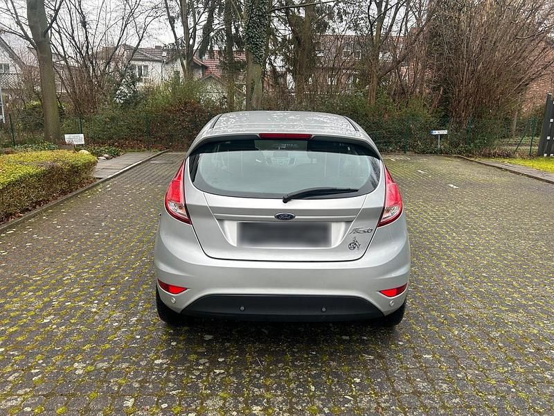 Gebraucht Ford Fiesta Celebration 80 PS (58 kW) 2016 Silber Kleinwagen