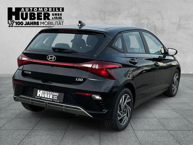 Gebraucht Hyundai i20 Trend 101 PS (74 kW) 2024 Schwarz metallic Limousine