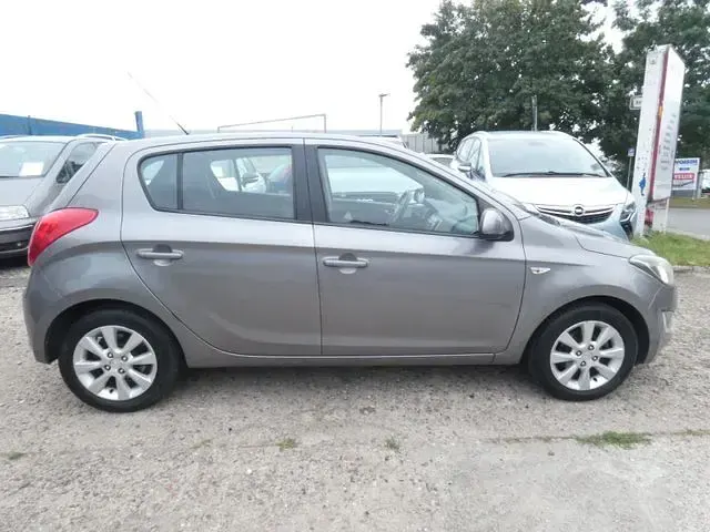 Gebraucht Hyundai i20 Trend 86 PS (63 kW) 2013 Grau Kleinwagen