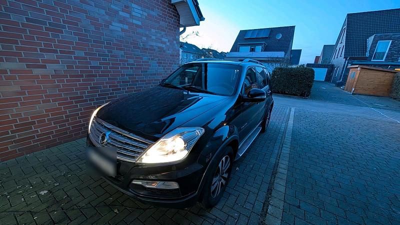 Schwarz Gebraucht 2012 Ssangyong (KGM) Rexton SUV | 9.500 € (Teuer) - Bild 1/4