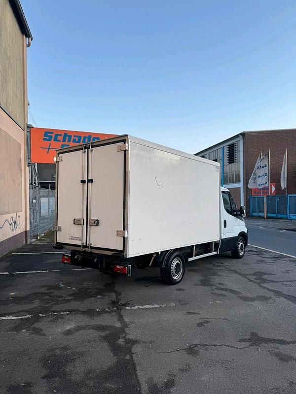 Second-hand Iveco Daily 126 CP (92 kW) 2014 Alb Monovolum