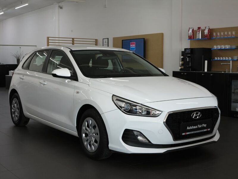 Gebraucht Hyundai i30 Pure 99 PS (72 kW) 2018 Polar white / sol Limousine