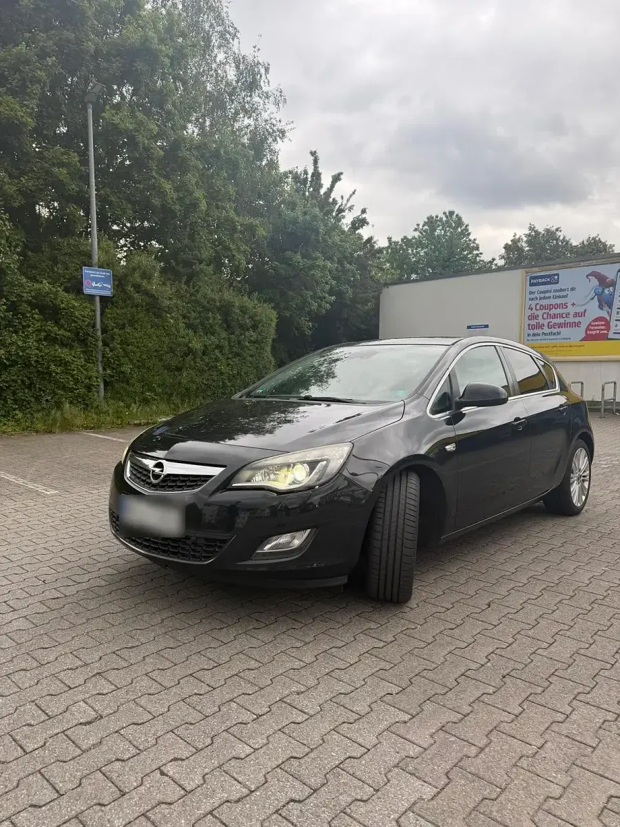 Używany Opel Astra 179 KM (131 kW) 2012 Czarny Sedan/Limuzyna