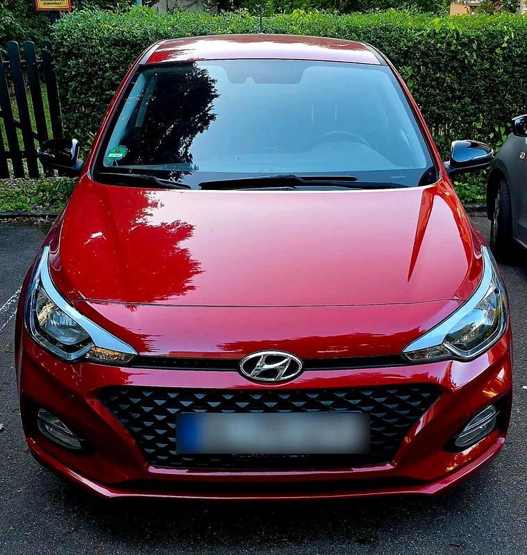Rot Gebraucht 2020 Hyundai i20 Advantage Limousine | 12.800 € (Fairer Preis) - Bild 1/4