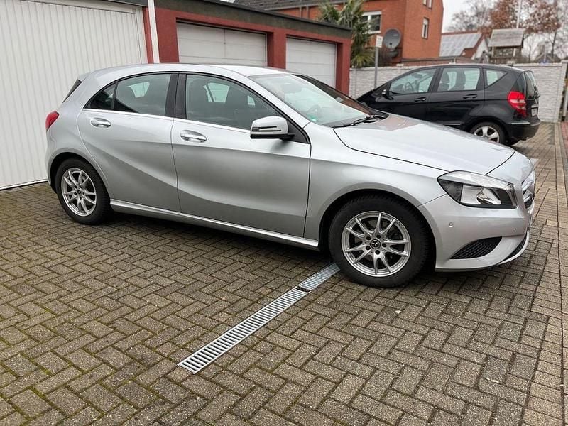 Gebraucht Mercedes A180 Style 122 PS (89 kW) 2015 Silber Limousine