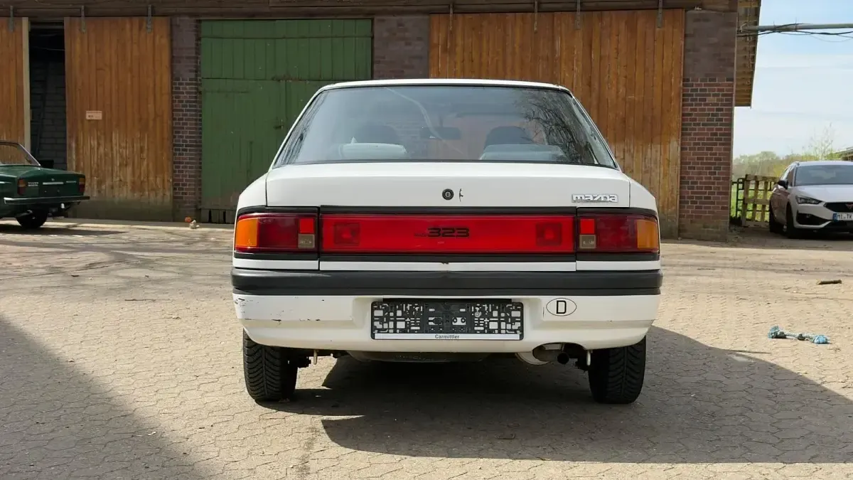 Usata Mazda 323 85 CV (62 kW) 1990 Bianco Berlina