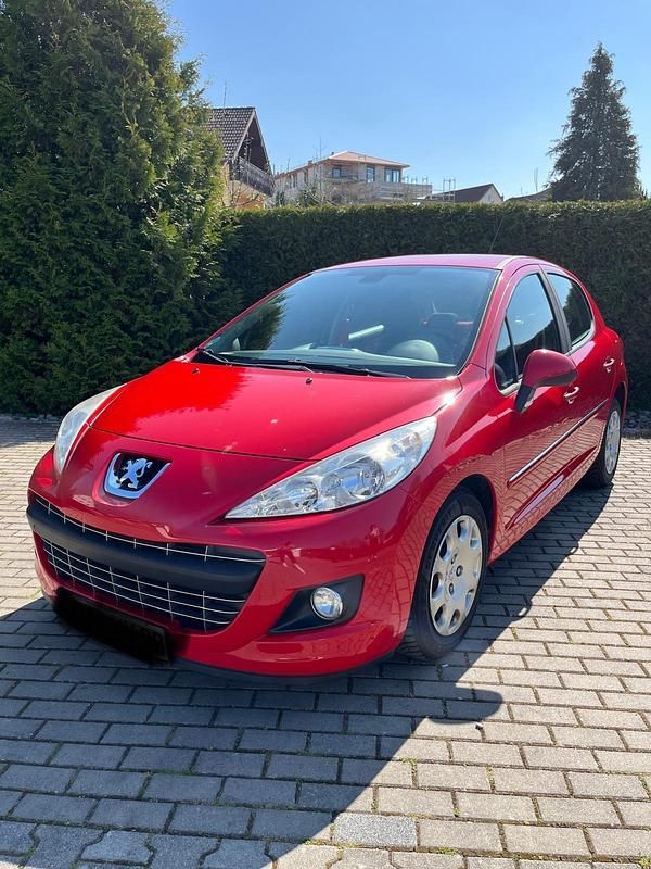 Gebraucht Peugeot 207 95 PS (69 kW) 2011 Rot Kleinwagen