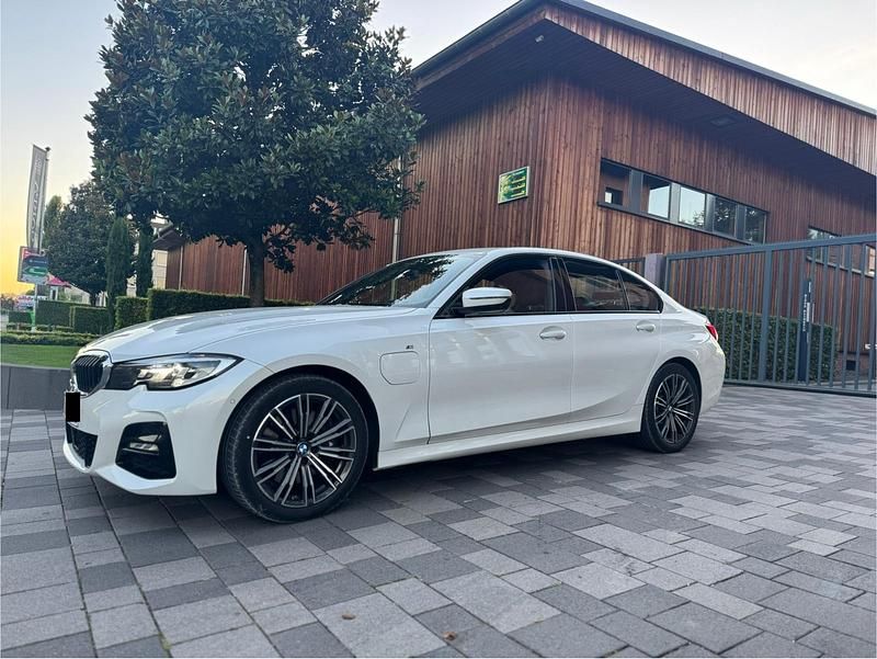 Weiß Gebraucht 2020 BMW 330e M Sport Limousine | 29.950 € (Guter Preis) - Bild 1/4