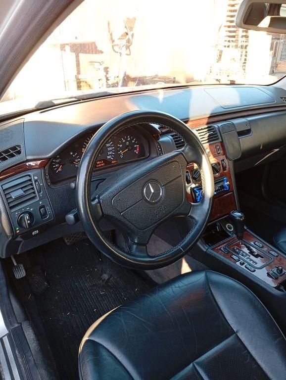 Gebraucht Mercedes E280 Elegance 204 PS (150 kW) 1999 Silber Limousine