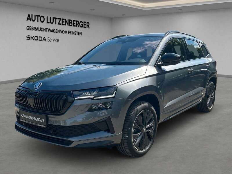 Graphitegrau metallic Neu 2025 Skoda Karoq SportLine SUV | 42.990 € (Teuer) - Bild 1/4