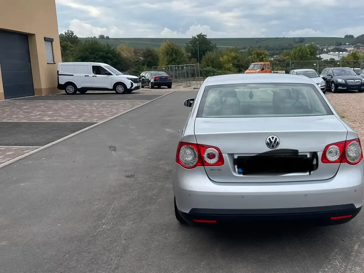 Gebraucht VW Jetta 102 PS (75 kW) 2009 Silber Limousine