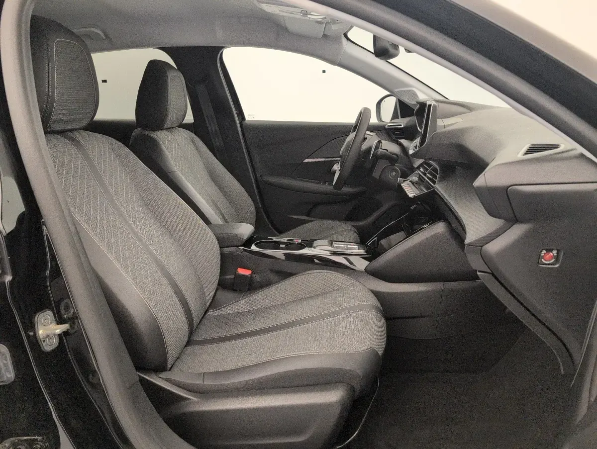 Gebraucht Peugeot 208 Allure 101 PS (74 kW) 2024 Schwarz (noir perla nera) Kleinwagen
