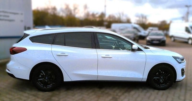 Gebraucht Ford Focus Titanium 125 PS (91 kW) 2022 Weiß Limousine