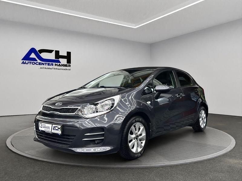 Grau Gebraucht 2016 Kia Rio Limousine | 9.850 € (Fairer Preis) - Bild 1/4