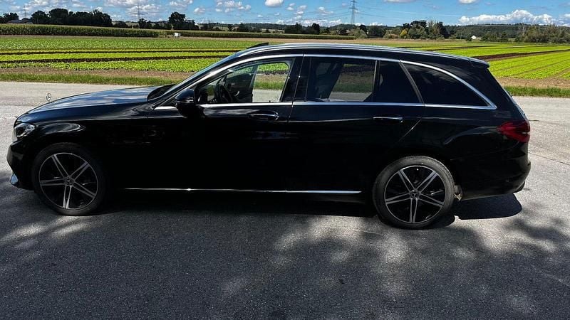 Schwarz Gebraucht 2019 Mercedes C300e Kombi | 18.700 € (Fairer Preis) - Bild 1/4