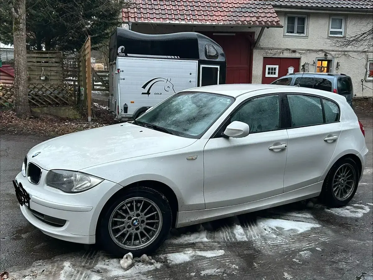 Używany BMW 116 122 KM (89 kW) 2009 Biały Hatchback
