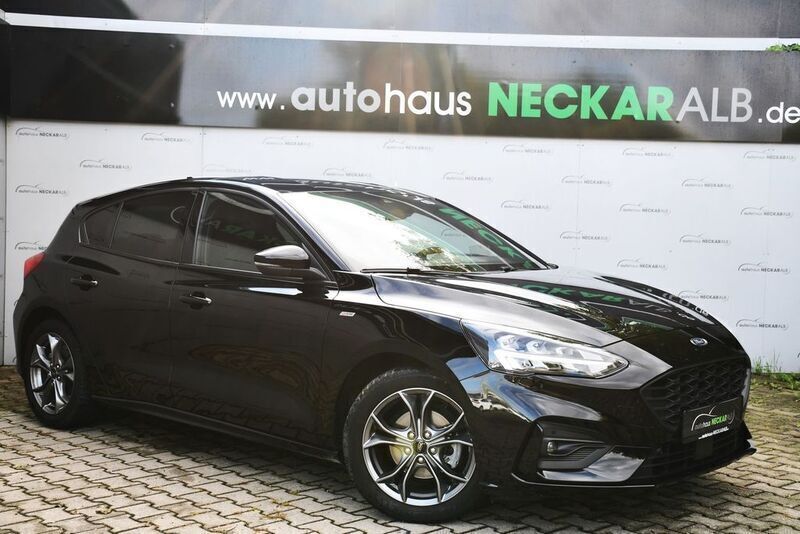 Obsidianschwarz Gebraucht 2021 Ford Focus ST-Line Limousine | 20.200 € (Superpreis) - Bild 1/4