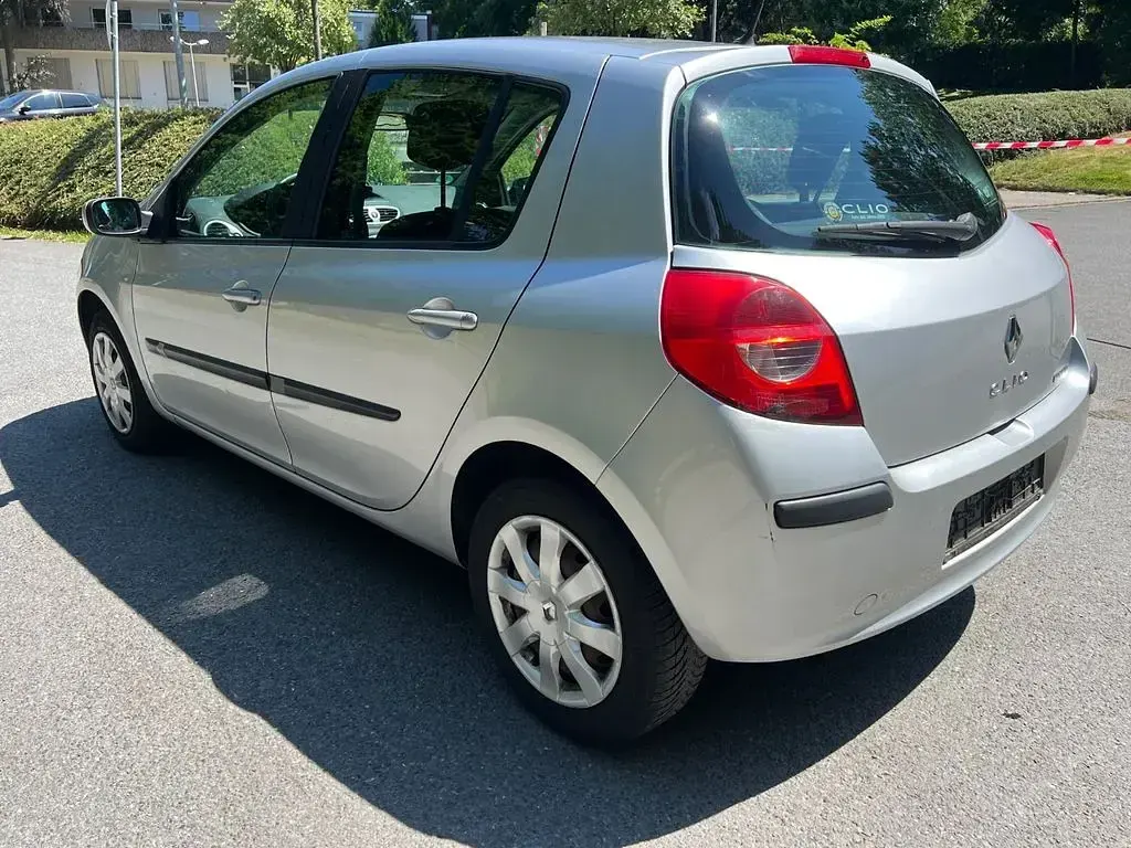 Gebraucht Renault Clio II Authentique 75 PS (55 kW) 2006 Silber Limousine