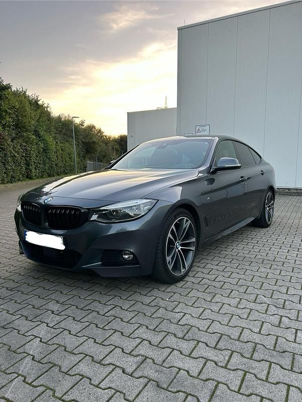 Grau Gebraucht 2017 BMW 330 M Sport Limousine | 18.490 € (Superpreis) - Bild 1/4