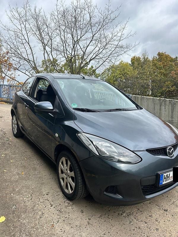 Grau Gebraucht 2009 Mazda 2 Kleinwagen | 1.890 € (Fairer Preis) - Bild 1/4