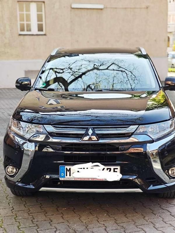 Schwarz Gebraucht 2016 Mitsubishi Outlander P-HEV Plus SUV | 16.200 € (Fairer Preis) - Bild 1/4