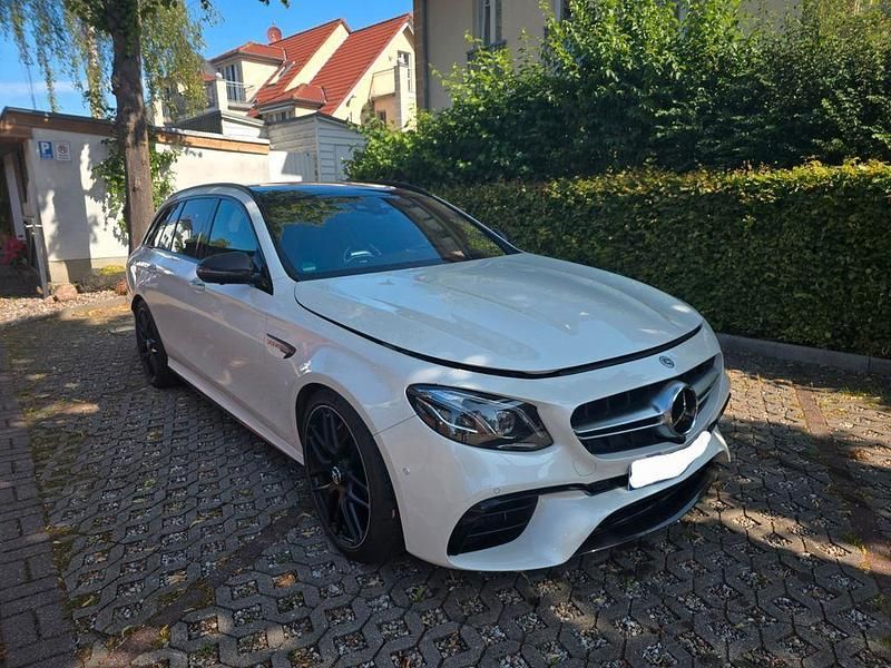 Weiß Gebraucht 2017 Mercedes E63S AMG AMG Limousine | 68.000 € (Fairer Preis) - Bild 1/4