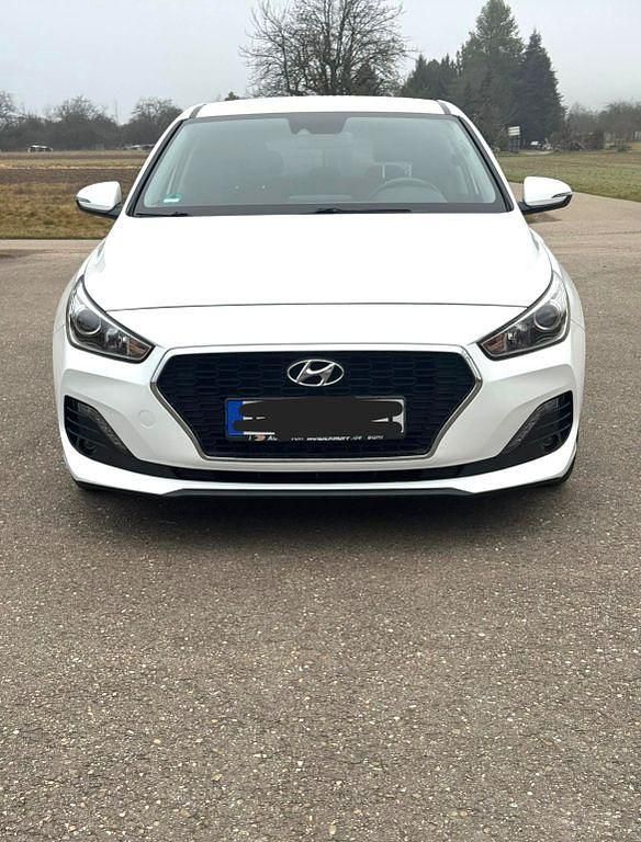 Gebraucht Hyundai i30 Trend 99 PS (72 kW) 2019 Weiß Limousine