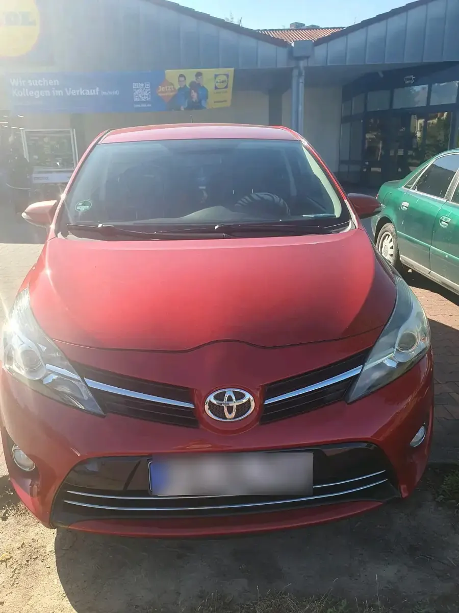 Gebraucht Toyota Verso 177 PS (130 kW) 2013 Rot Van / Kleinbus