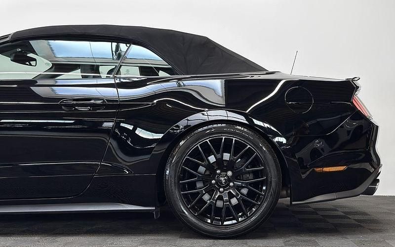 Gebraucht Ford Mustang GT Convertible 421 PS (309 kW) 2017 Schwarz Cabrio