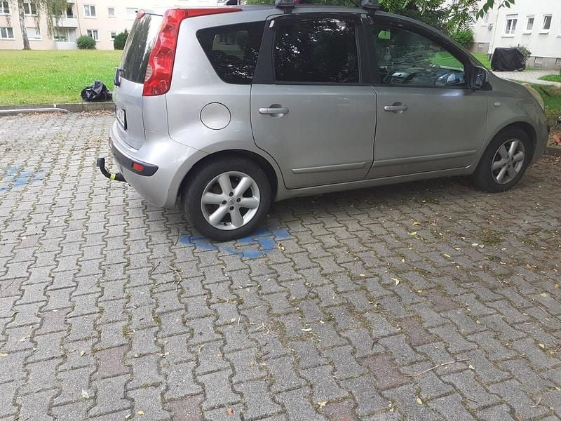 Grau Gebraucht 2006 Nissan Note Van / Kleinbus | 2.222 € (Fairer Preis) - Bild 1/4