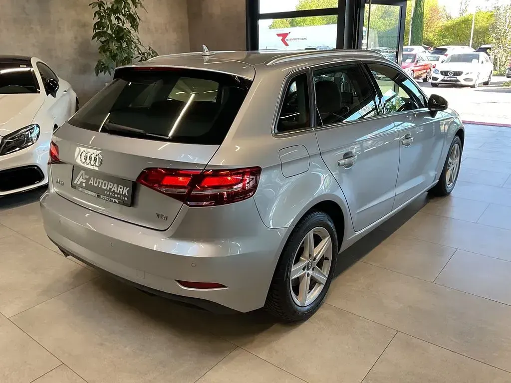 Używany Audi A3 Comfort 150 KM (110 kW) 2018 Srebrny Sedan/Limuzyna
