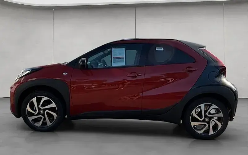 Neu Toyota Aygo X Play 72 PS (52 kW) 2025 Chili red / night sky bl SUV