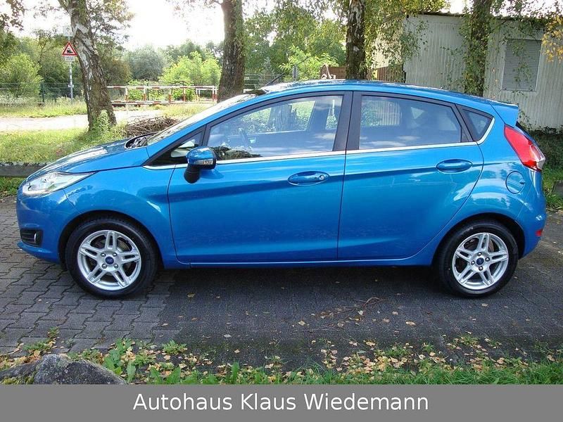 Gebraucht Ford Fiesta Titanium 125 PS (91 kW) 2013 Blau Kleinwagen