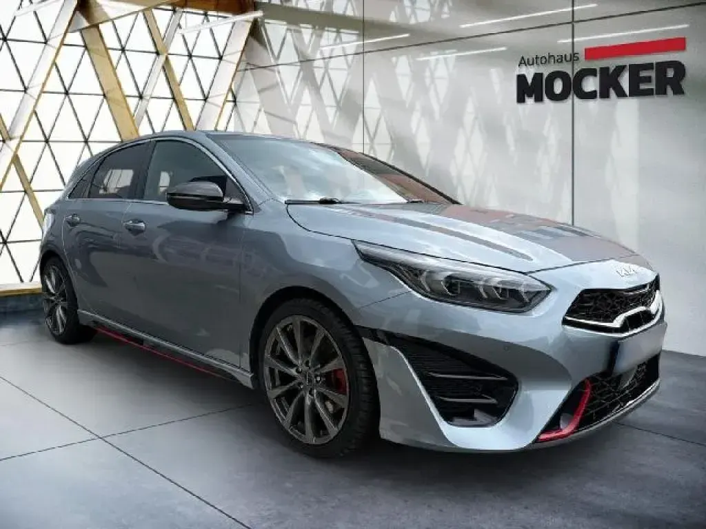 Używany Kia Ceed 204 KM (150 kW) 2024 Srebrny Hatchback
