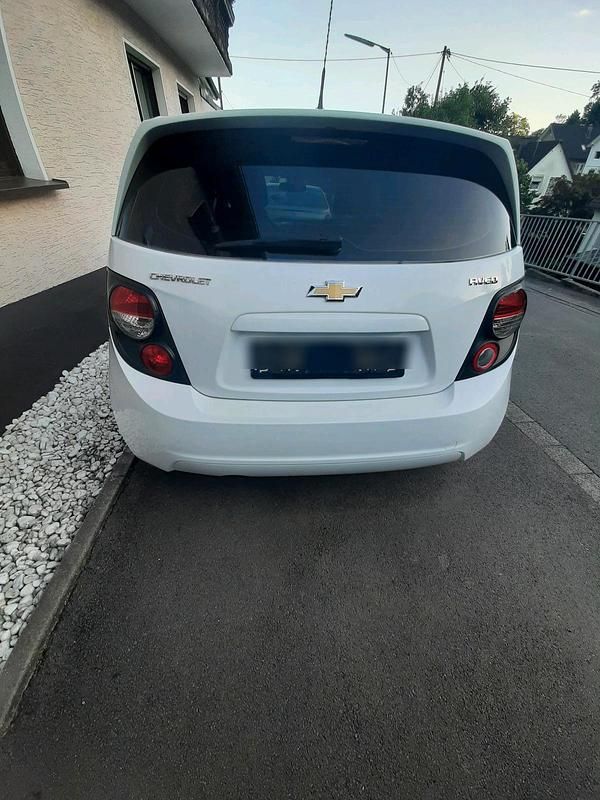 Weiß Gebraucht 2011 Chevrolet Aveo SUV | 3.399 € - Bild 1/4