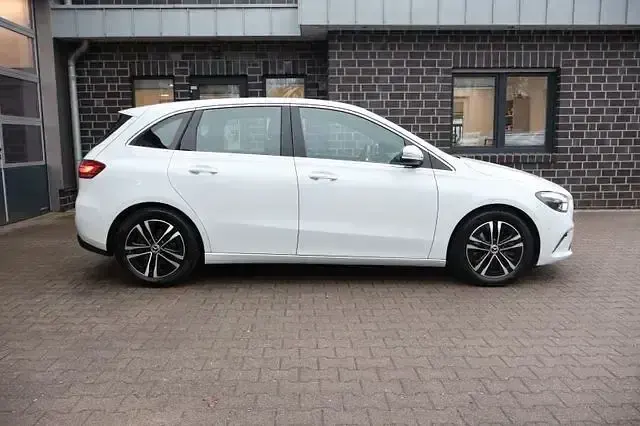 Gebraucht Mercedes B220 190 PS (139 kW) 2023 Weiß Kleinwagen