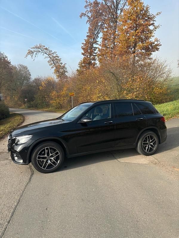 Schwarz Gebraucht 2017 Mercedes GLC250 AMG SUV | 21.900 € (Superpreis) - Bild 1/4