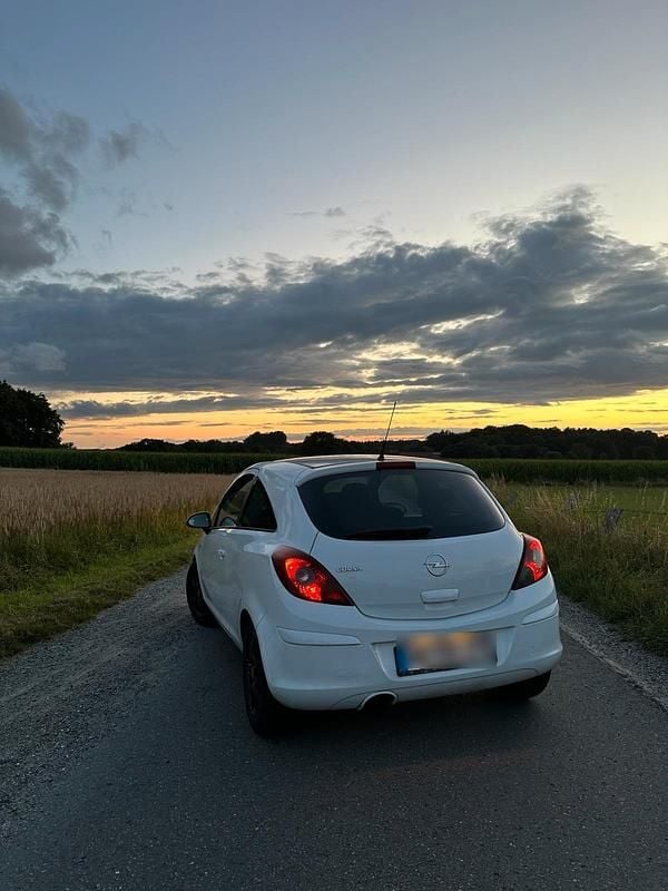 Weiß Gebraucht 2010 Opel Corsa Coupé | 1.200 € (Fairer Preis) - Bild 1/4