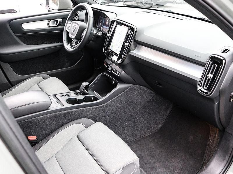 Gebraucht Volvo XC40 Core 163 PS (119 kW) 2023 Gruen SUV