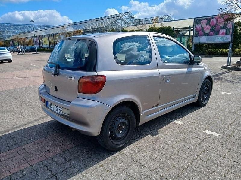 Gebraucht Toyota Yaris 106 PS (77 kW) 2002 Silber Limousine