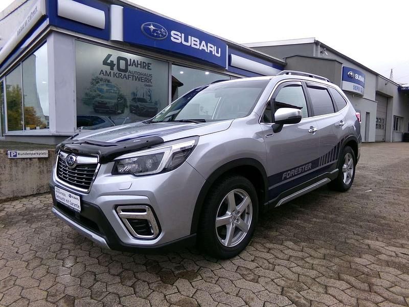 Ice silver (m) Gebraucht 2022 Subaru Forester Platinum SUV | 31.490 € (Fairer Preis) - Bild 1/4